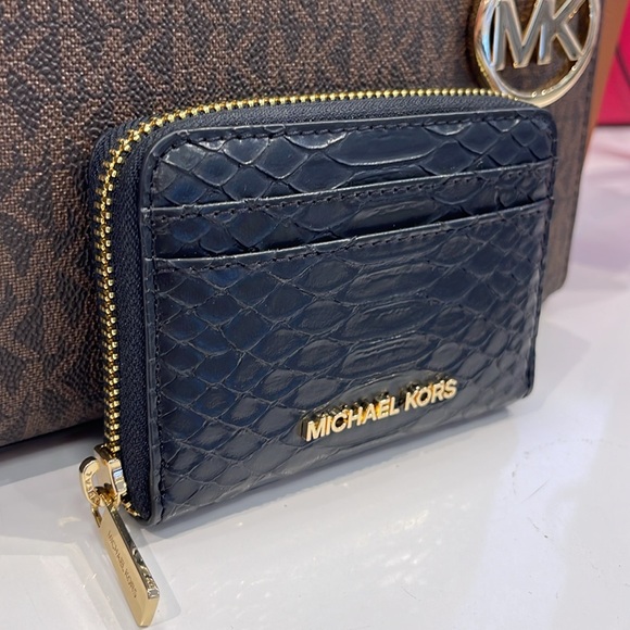 Michael Kors Women Medium Zip Around Card Case Coin Pouch Wallet Black 
NWT - Picture 12 of 16
